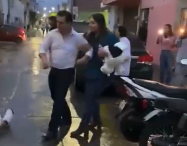 #Cortazar SEÑALAN Y SUSPENDEN A FUNCIONARIO PÚBLICO POR PROTAGONIZAR RIÑA EN VÍA PÚBLICA