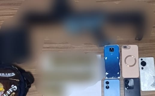 #León DETIENEN A UN SUJETO. PORTABA ARMA LARGA Y HASTA CINCO CELULARES
