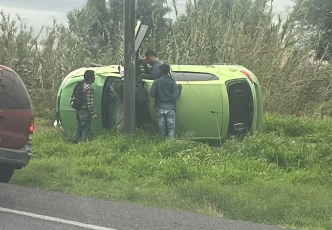 #Cortazar SE VOLTEA AUTOMÓVIL SOBRE LA CARRETERA, NO HAY REPORTE DE LESIONADOS