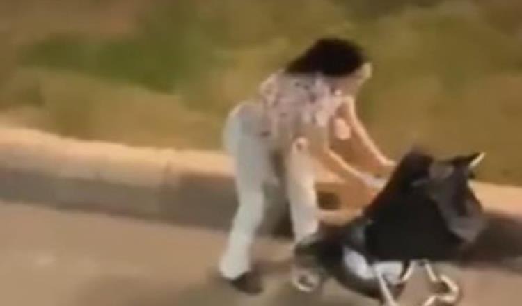 #Nacional CAPTAN A MUJER AGREDIENDO A UNA BEBÉ EN PLAZA PÚBLICA DE SAN LUIS POTOSÍ