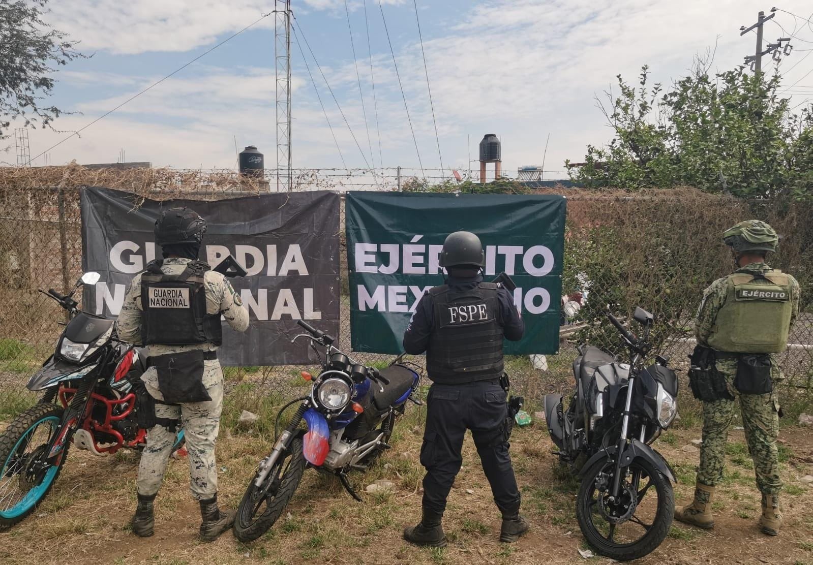 #ValleDeSantiago ASEGURAN MÁS DE 10 ARMAS LARGAS Y 50 CARTUCHOS ÚTILES EN LAS JÍCAMAS