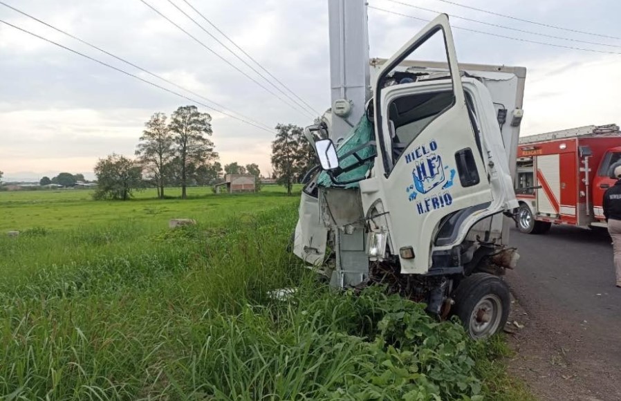 #JuventinoRosas Conductor de un camión queda prensado tras chocar contra un poste