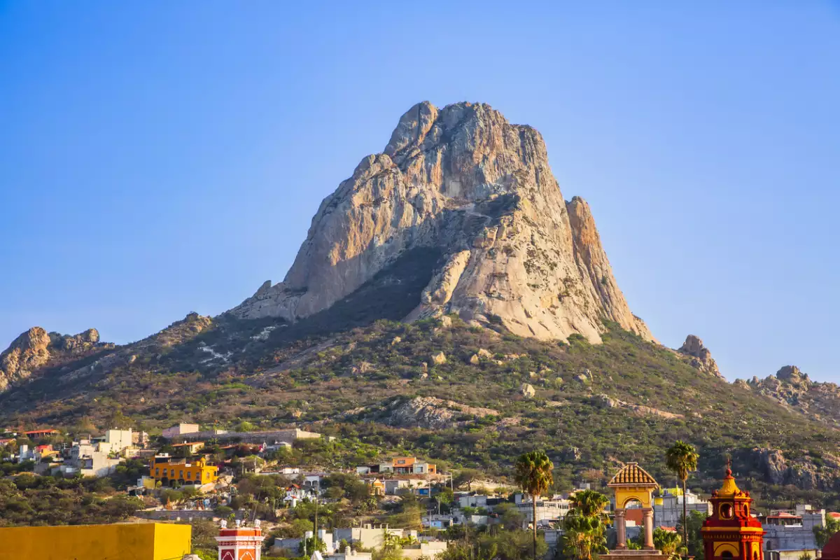 💥 Turistas extranjeros vandalizan la Peña de Bernal y provocan indignación