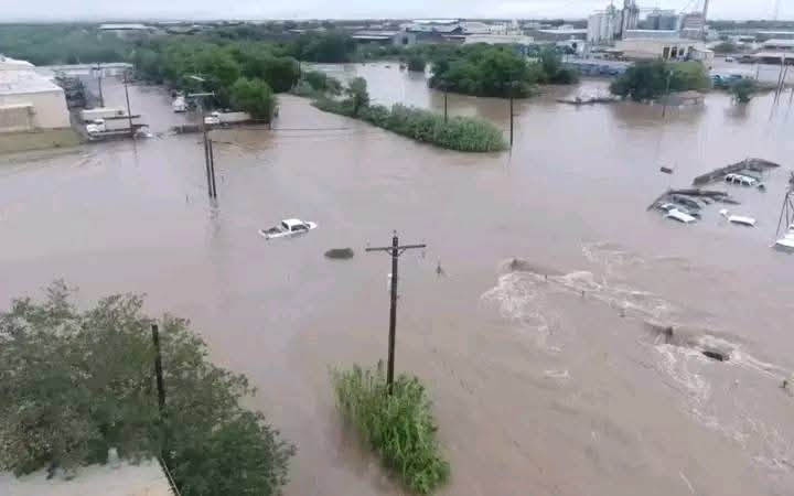 Tragedia en Texas, más de 20 niñas desaparecidas tras inundaciones en campamento cristiano