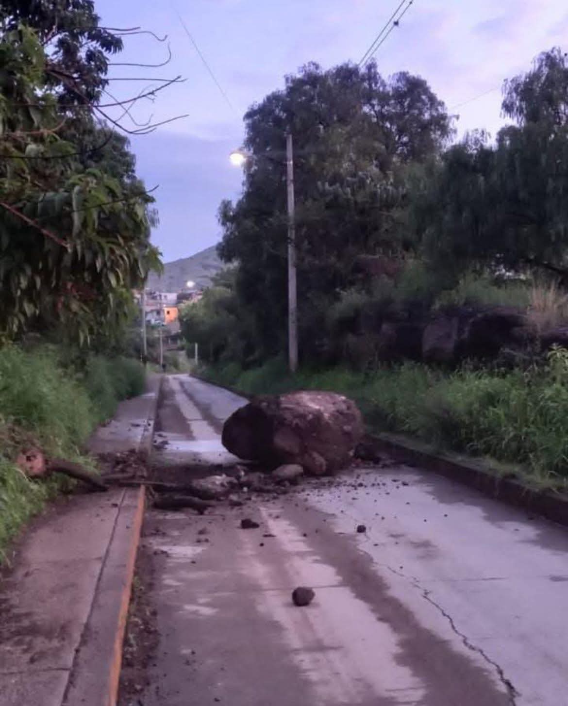 #Guanajuato Se abre socavón y cae roca en Marfil por fuertes lluvias