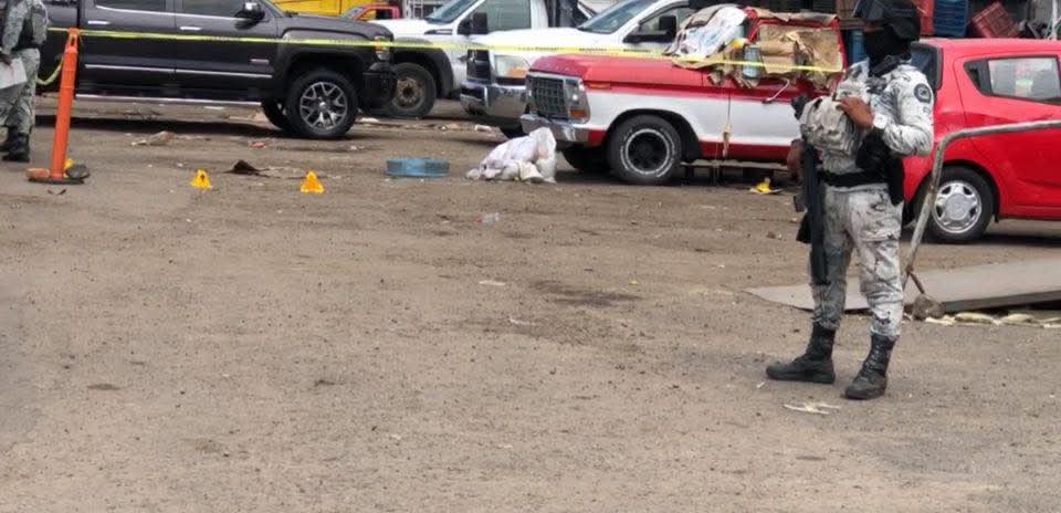 #Irapuato Localizan a masculino sin vida abordo de camioneta en la Central de Abastos