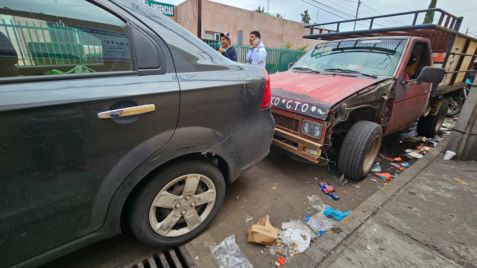 💥 Basura se acumula en las afueras del IMSS Salamanca sin solución a la vista