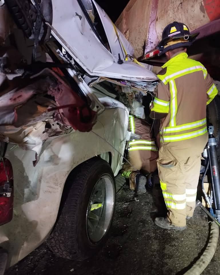 Dos personas son rescatadas tras quedar prensadas en accidente vehicular en San Luis de la Paz