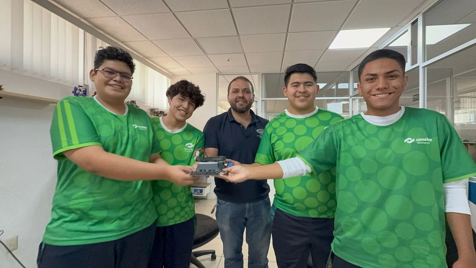 #Estatal Estudiantes guanajuatenses consiguen pase al Torneo Mundial de Robótica en Egipto