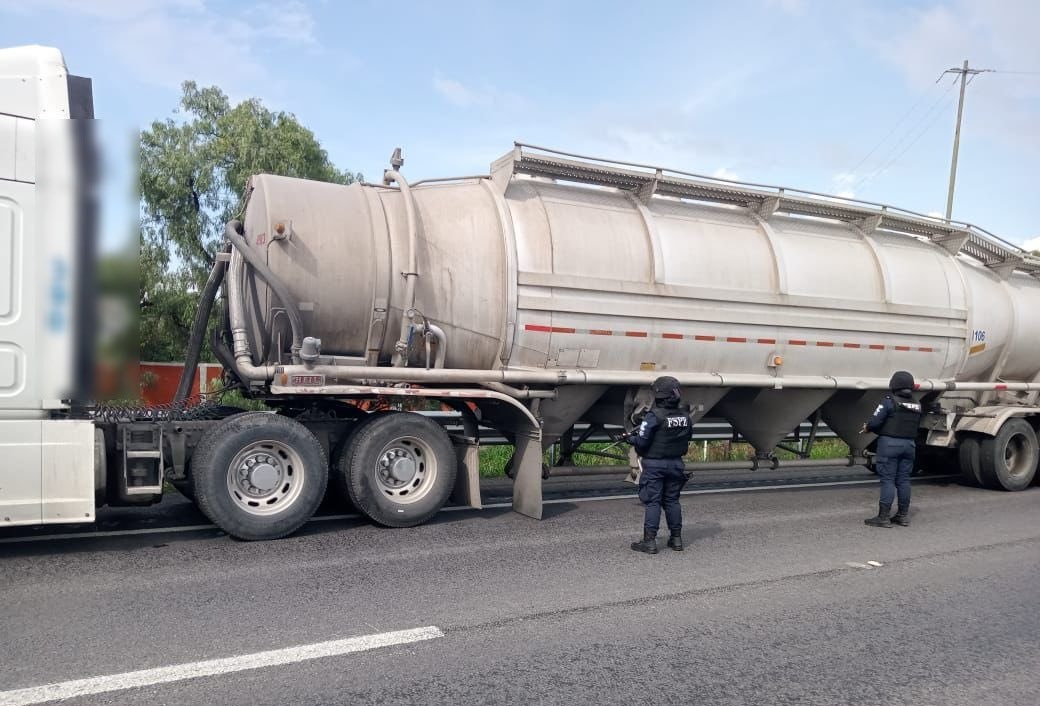 #Estatal Frustran robo a transporte de carga en la carretera 57; conductor resulta herido