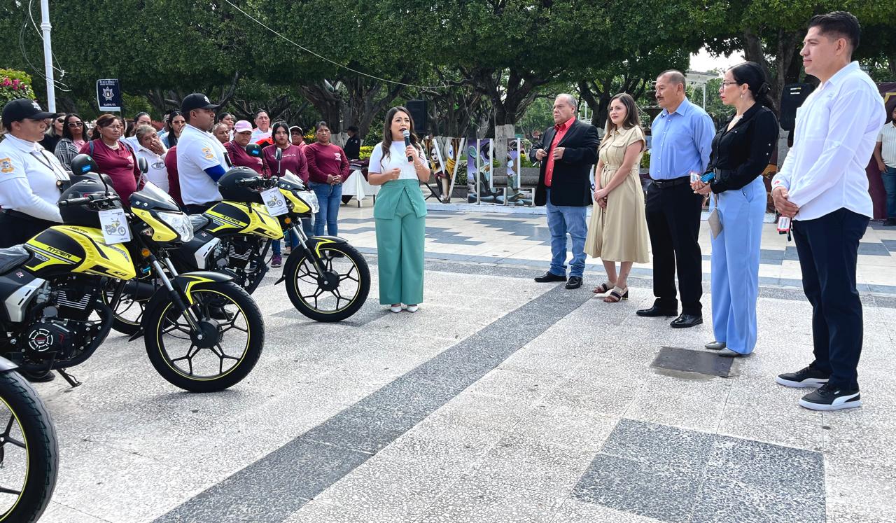 #Villagrán Cinthia Teniente entrega equipo a  Protección Civil y Tránsito