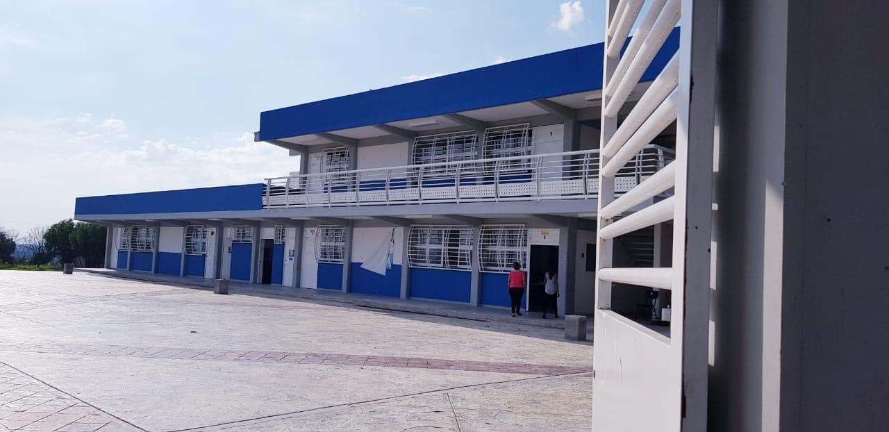 💥 Niños de Apaseo el Grande cruzan fronteras escolares ante falta de aulas