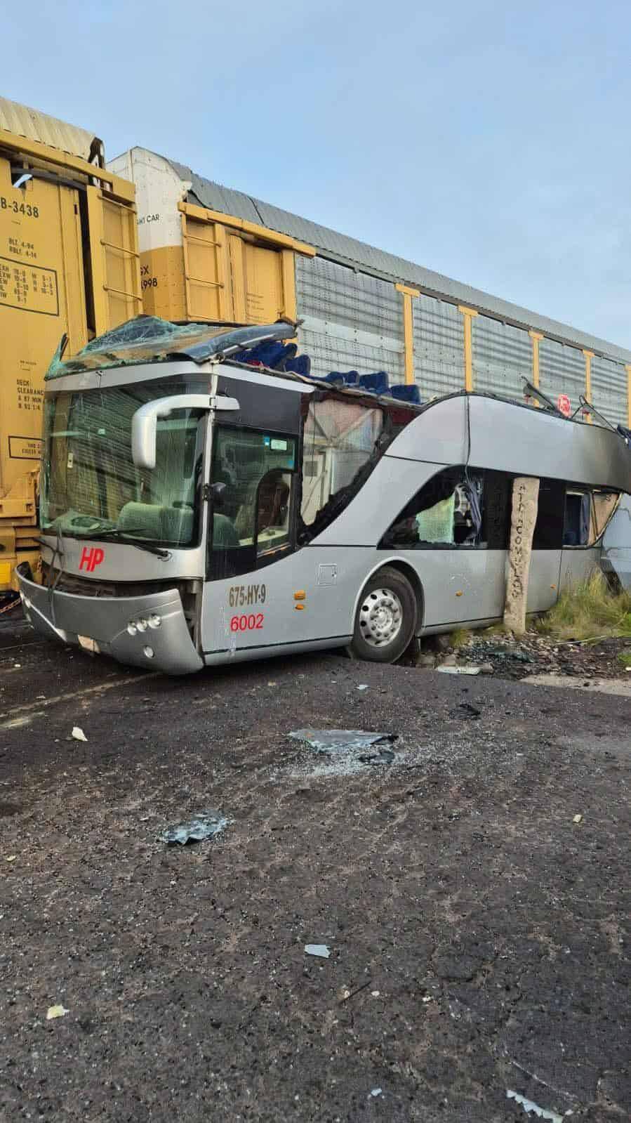 El tren arrastra autobús dejando varios muertos y decenas de heridos en la Carretera Atlacomulco-El Oro