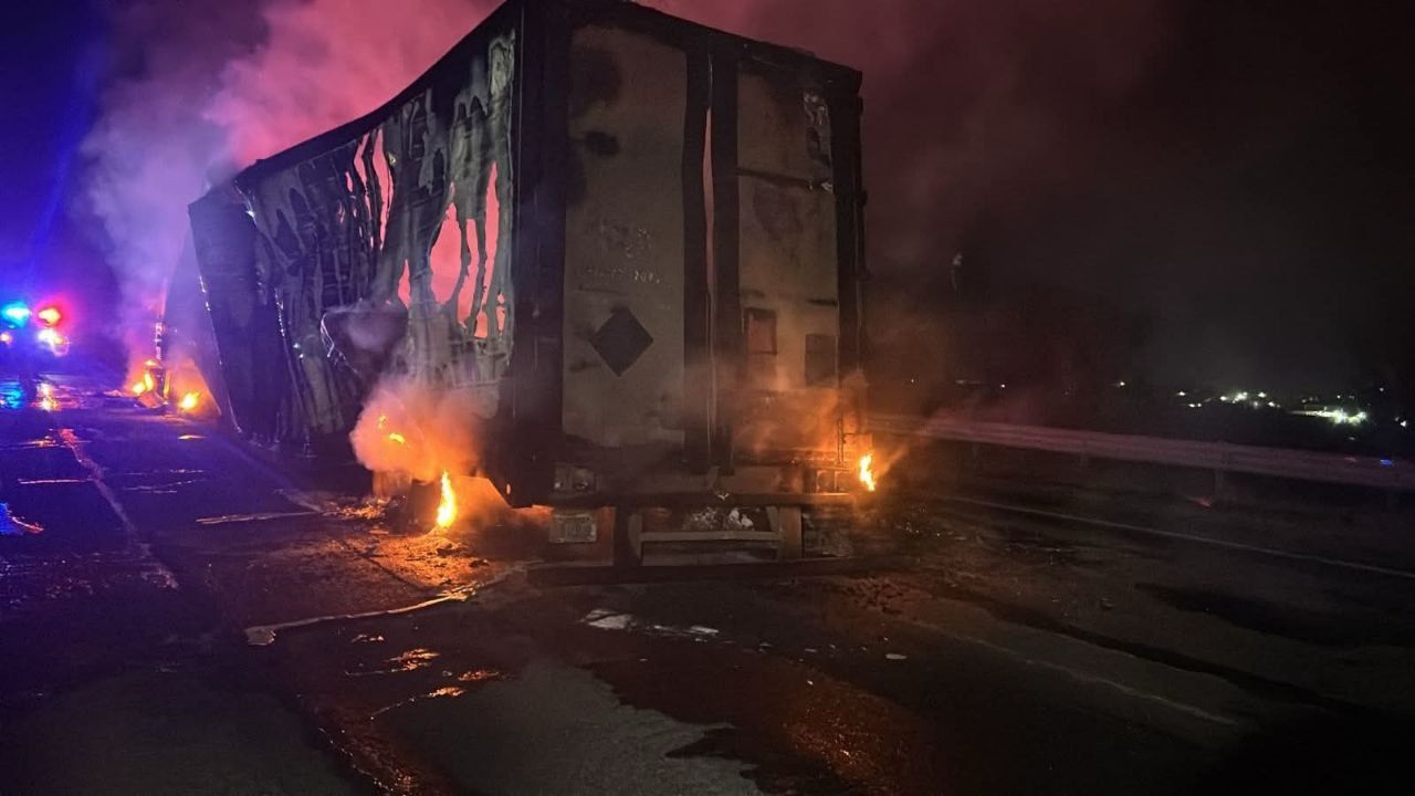 Tráiler cargado de lácteos se incendia en la carretera León–Irapuato
