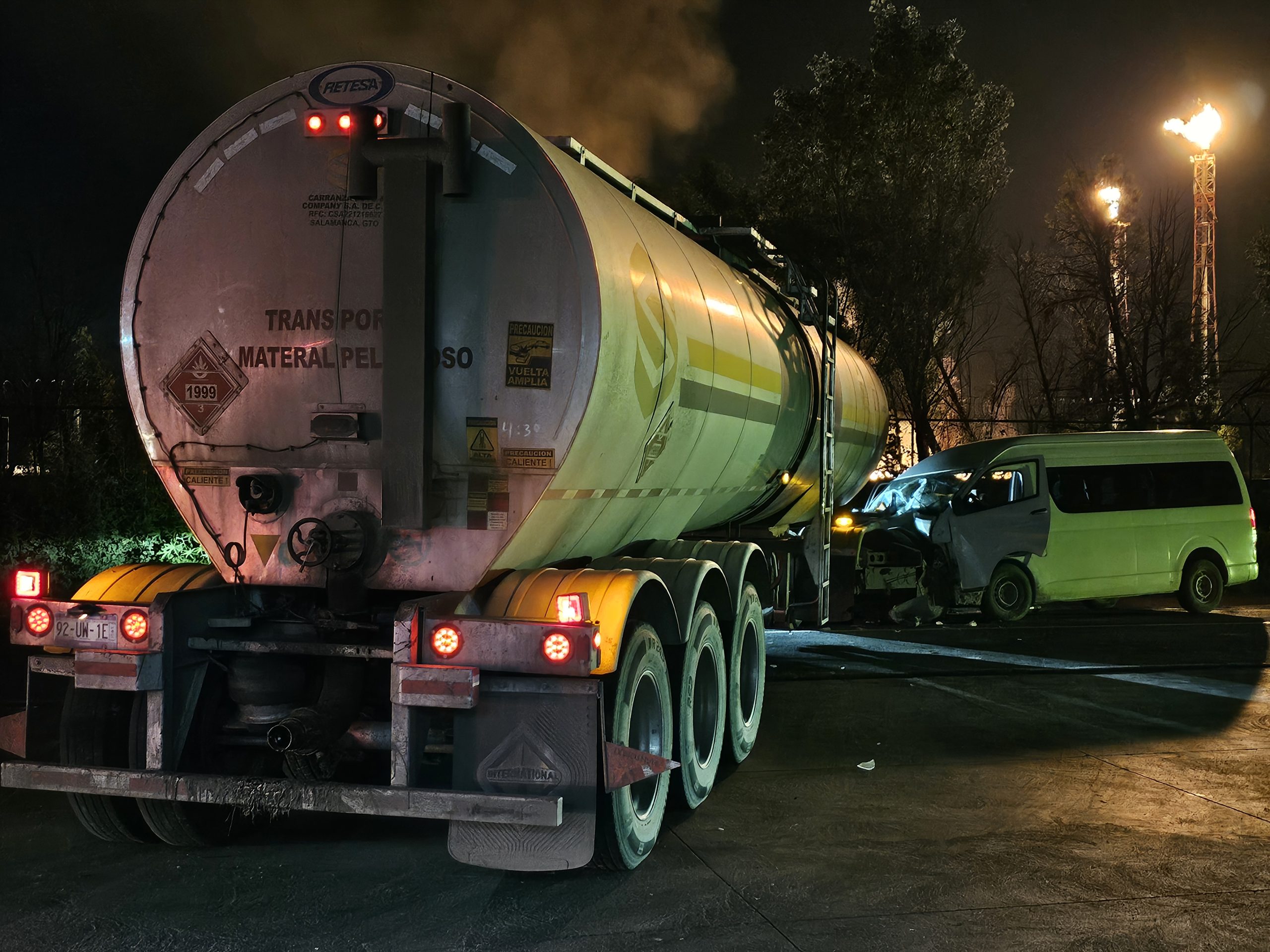 #Salamanca 💥 Alcance vial entre pipa y unidad de transporte de personal deja un hombre lesionado