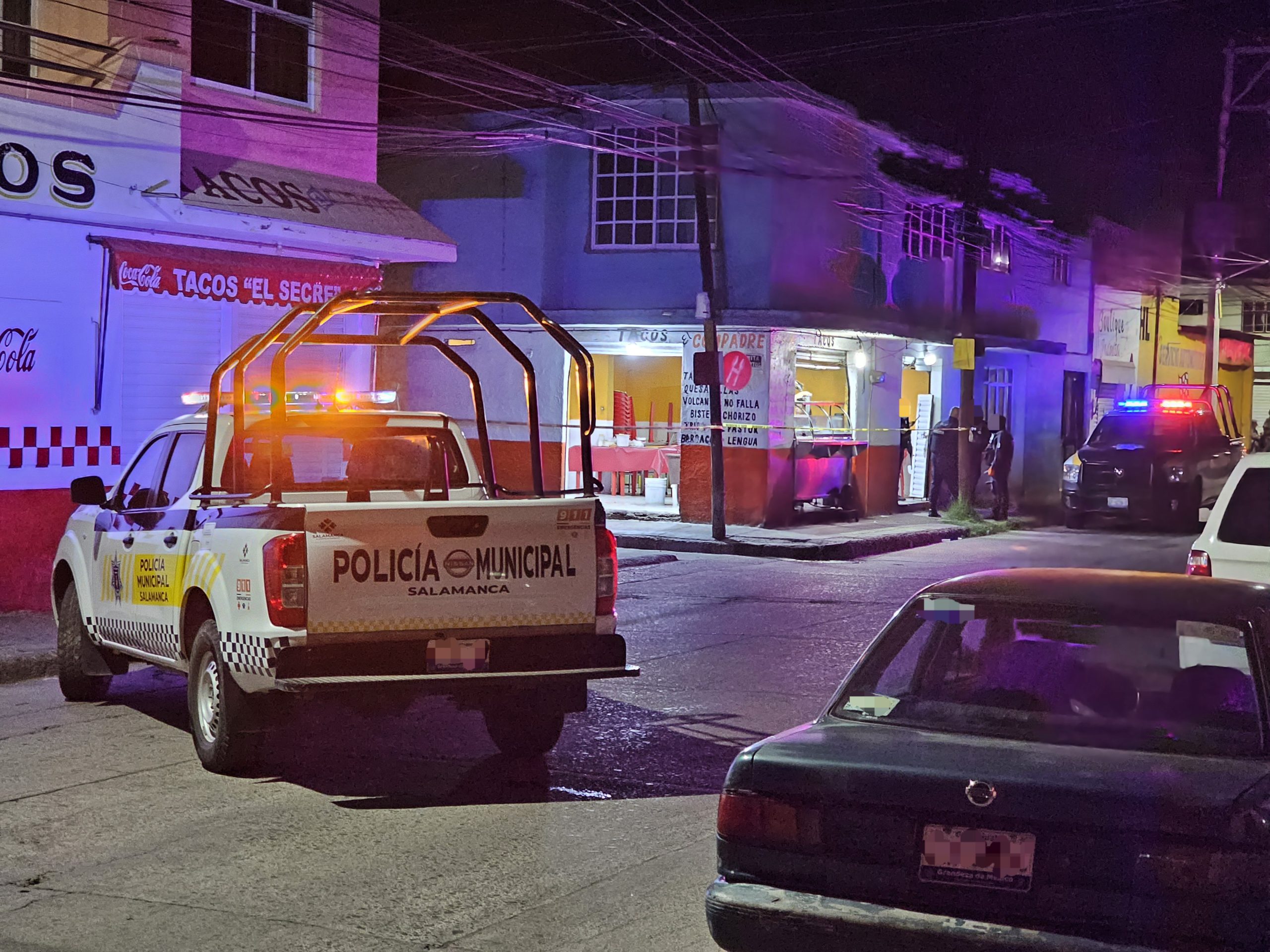 #Salamanca 💥 Persiguen a un hombre y lo matan a tiros al interior de taquería