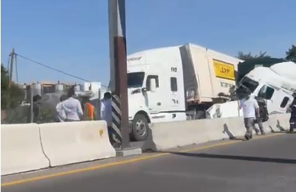 #Salamanca Choque entre dos tráileres y un auto tipo sedán a la altura de Valtierrilla ocasiona severos daños materiales