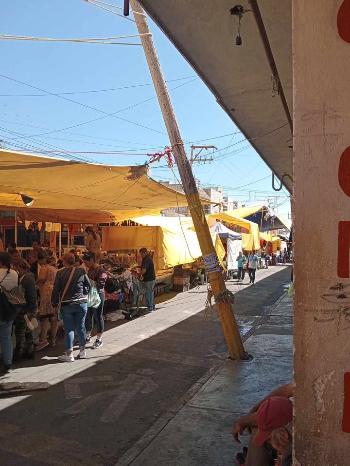 #Salamanca 💥 Denuncian poste ladeado a punto de caer en calle San Antonio