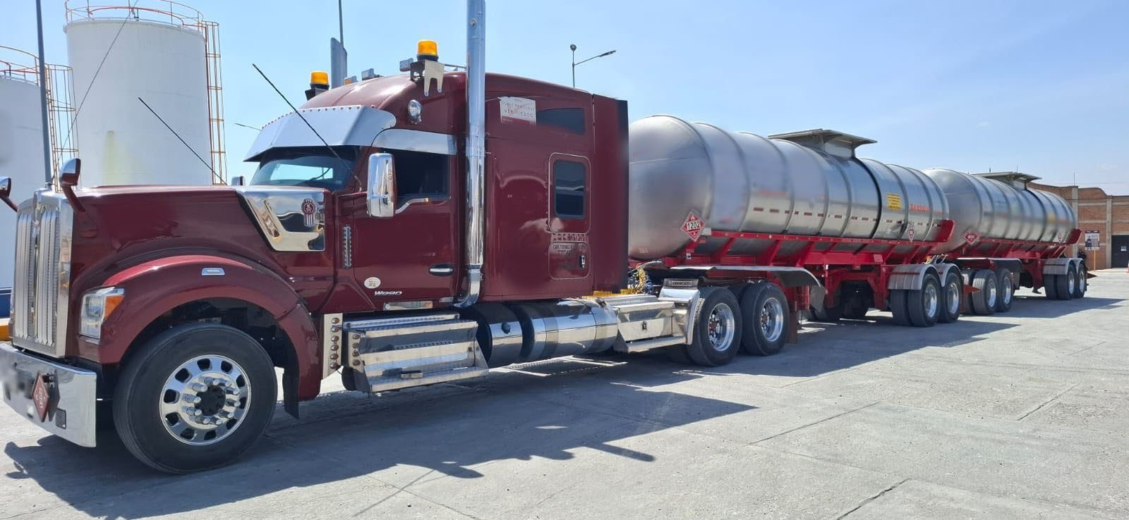 Aseguran más de 1.6 millones de litros de huachicol en #Silao. No hay detenidos