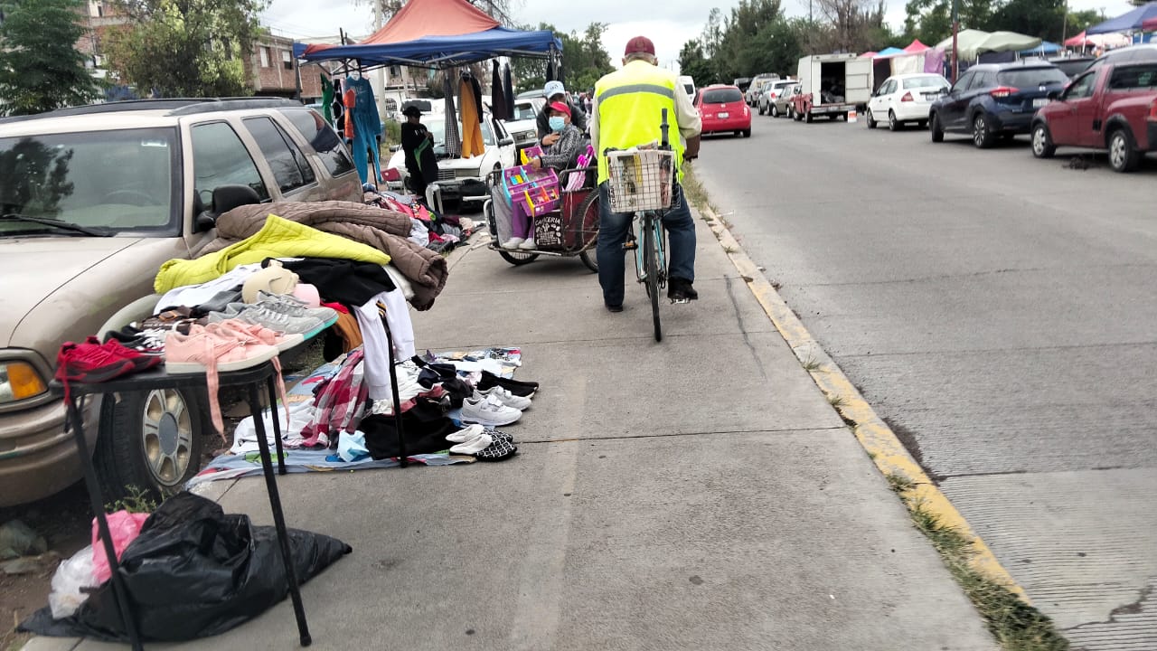 #Salamanca 💥 Jueves de obstaculización. Comerciantes de tianguis obstruye ciclovía en colonia El Molinito