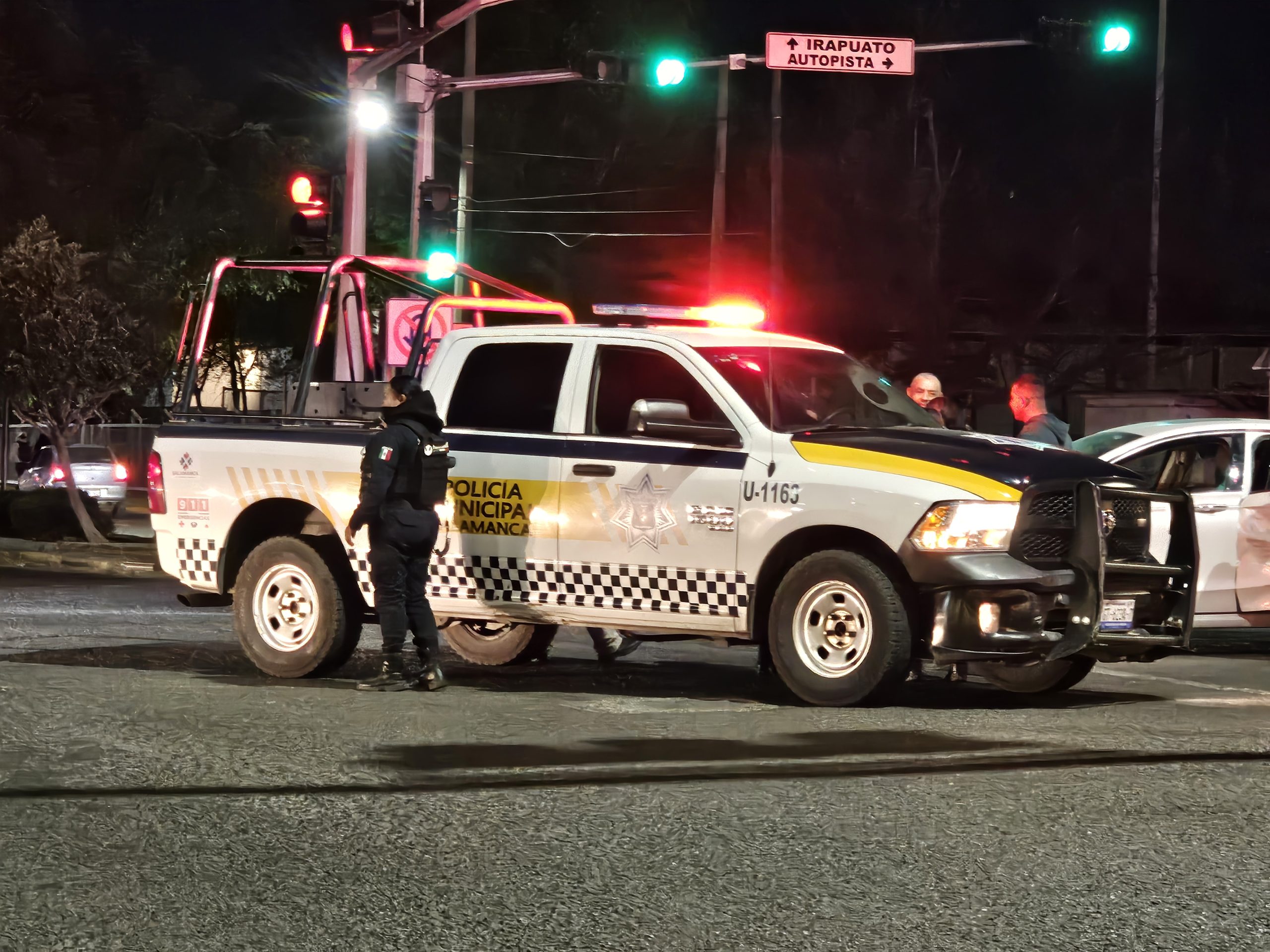 💥 Una patrulla y un automóvil chocan en esquina de Faja de Oro y Obregón, en Salamanca