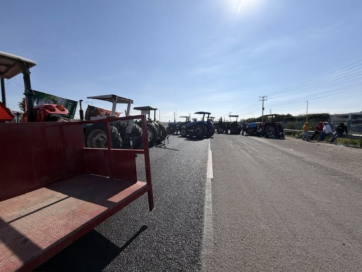 La carretera Federal #45 de #Salamanca a Irapuato continúa bloqueada, al igual que otros caminos estatales y federales