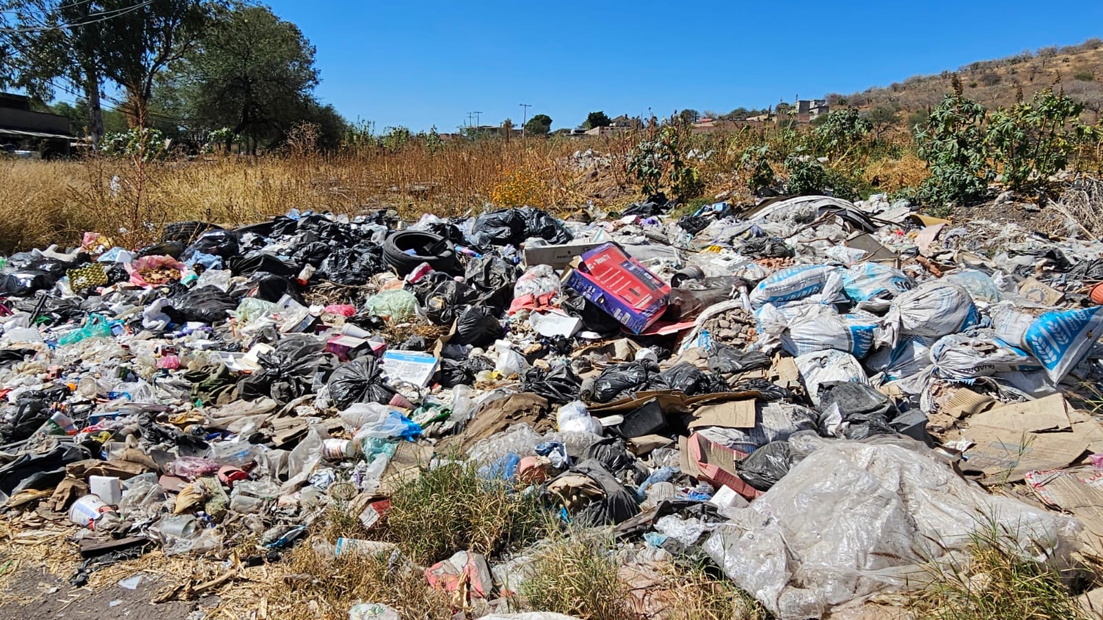 #Salamanca Tiradero clandestino crece sin control en la entrada de La Tinaja ante la falta de atención de autoridades
