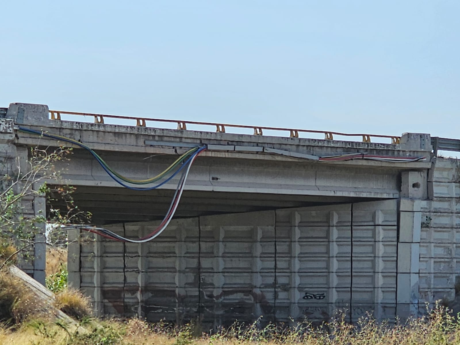 #Salamanca 💥 Cables colgando ponen en riesgo a quienes pasan debajo del puente del libramiento sur