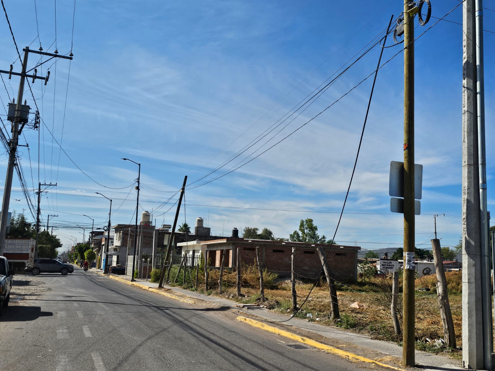 💥 Calle Hidalgo, en Valtierrilla, con postes inclinados, cables en el piso y cero respuesta de la autoridad.