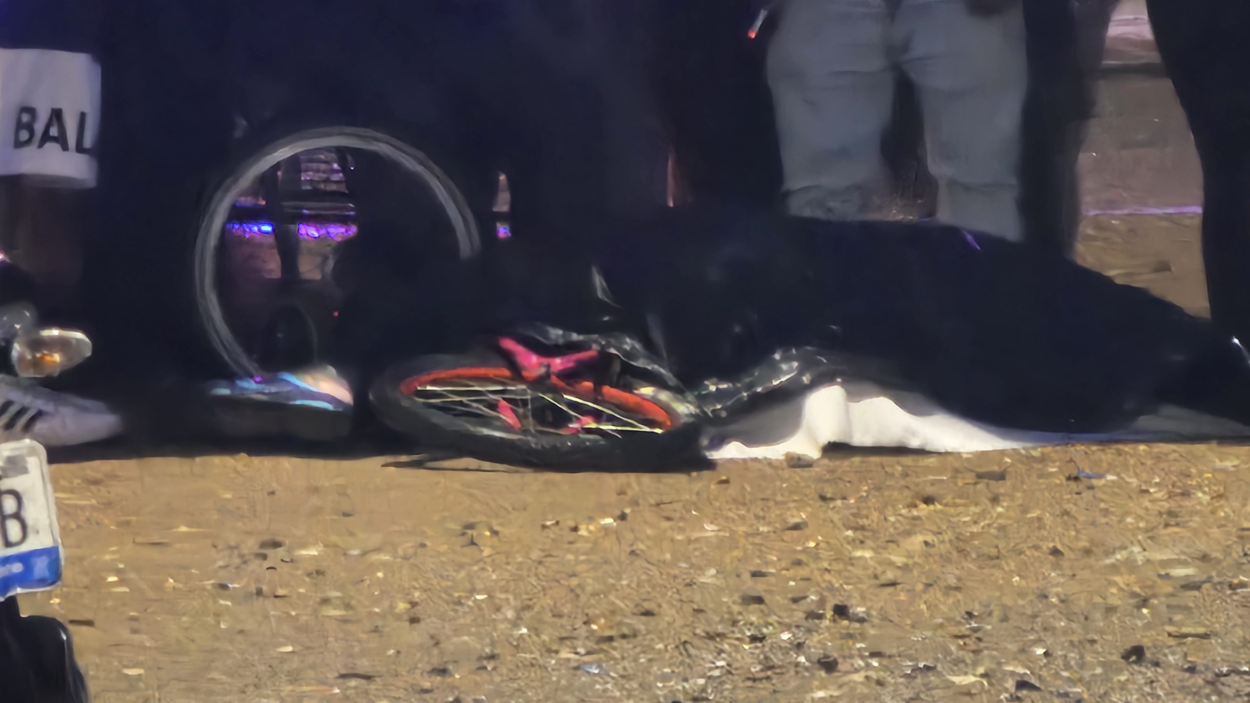 La acribillan mientras viajaba en su bicicleta y pierde la vida en La Herradura, en #Salamanca La noche de este miércoles una mujer perdió la vida luego de que fuera presuntamente atacada con impactos de arma de fuego en la colonia La Herradura. Tras lo ocurrido, testigos llamaron al 911 para alertar a las autoridades. Los hechos se registraron en la calle Narciso García Mendoza, casi esquina con Calzada Diagonal, en donde la mujer que viajaba a bordo de una bicicleta perdió la vida tras el ataque, quedando tendida sobre la vialidad. A la zona arribaron elementos de la Policía Municipal de Salamanca y Guardia Nacionql, quienes delimitaron el perímetro mientras personal de la Fiscalía General del Estado (FGE) y el Servicio Médico Forense (SEMEFO) realizaban los trabajos correspondientes de peritaje y traslado de indicios para comenzar con las investigaciones. Hasta el momento no se han brindado detalles sobre la identidad de la víctima y tampoco sobre el posible móvil del ataque.