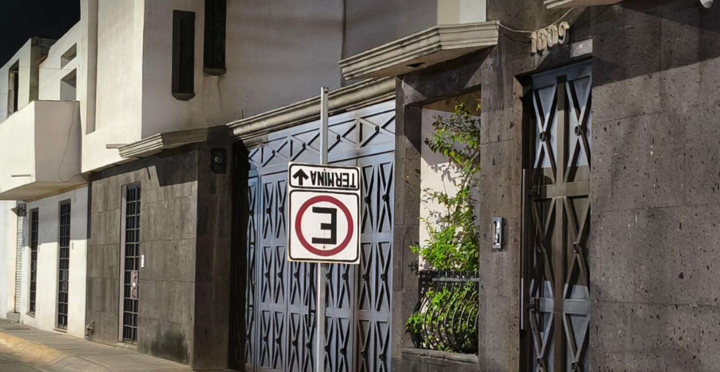 Vandalismo o abandono. Padres de familia reportan señalamientos rotos y falta de atención vial en escuelas de la colonia El Deportivo, en #Salamanca