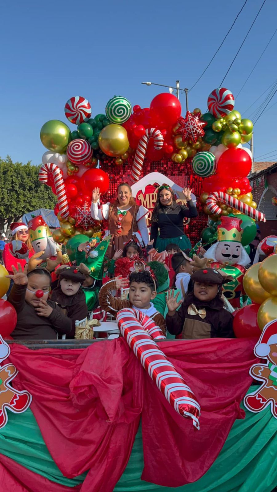 #Salamanca La Navidad llenó de alegría las calles de Valtierrilla con desfile del kínder Octavio Leal Gómez