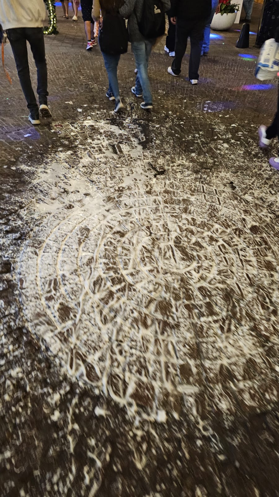 #Salamanca #ReporteCiudadano Cayó la “Nieve» y casi también los peatones en el Andador Revolución