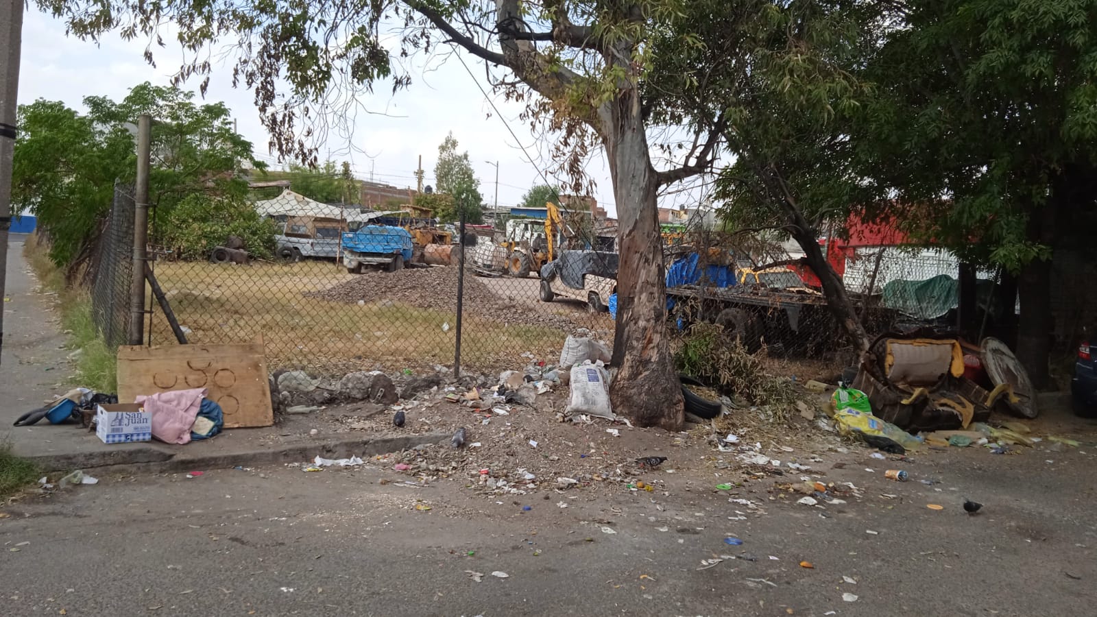 #Salamanca Vecinos de la calle León reportan foco de infección y malos olores ante irresponsabilidad ambiental de algunos salmantinos