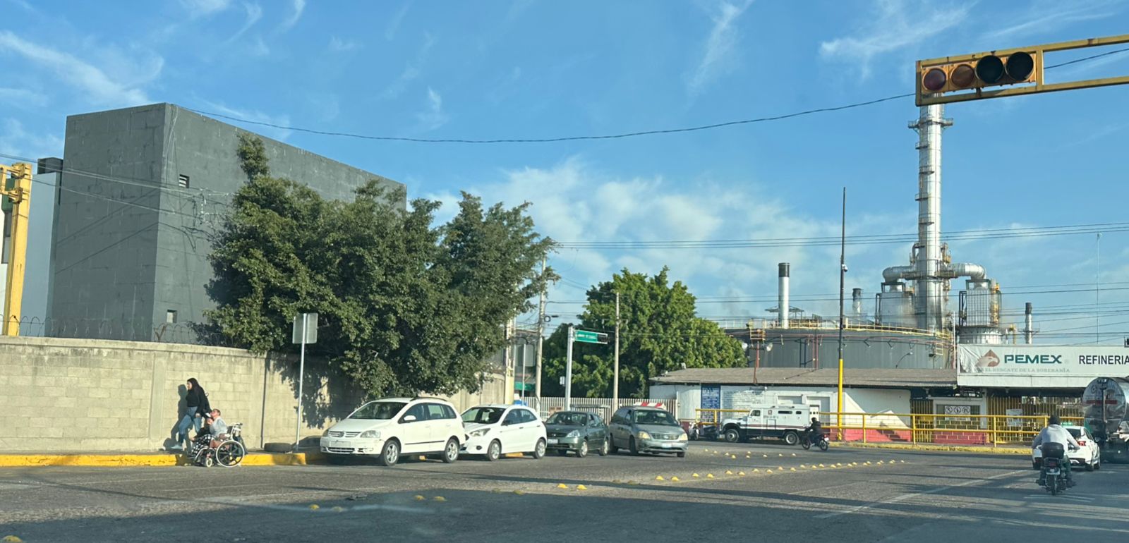 Particulares obstruyen carril de vuelta continua en Faja de Oro y Héroes de Cananea, en #Salamanca