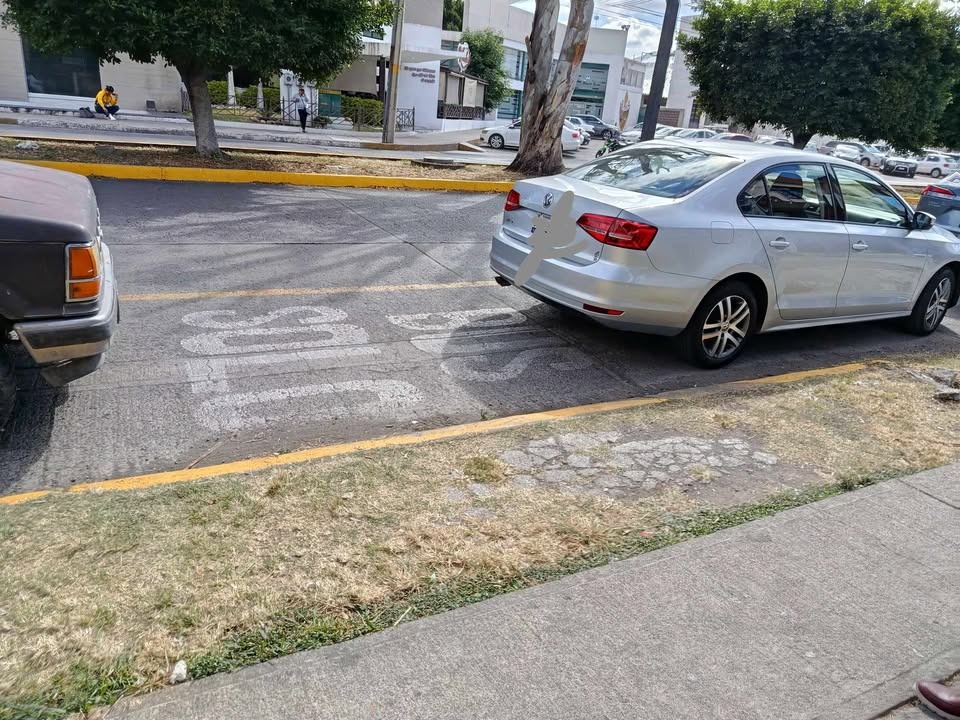 Salmantinos exhiben a conductores que se estacionan y obstruyen carril de autobuses y paradas de transporte público
