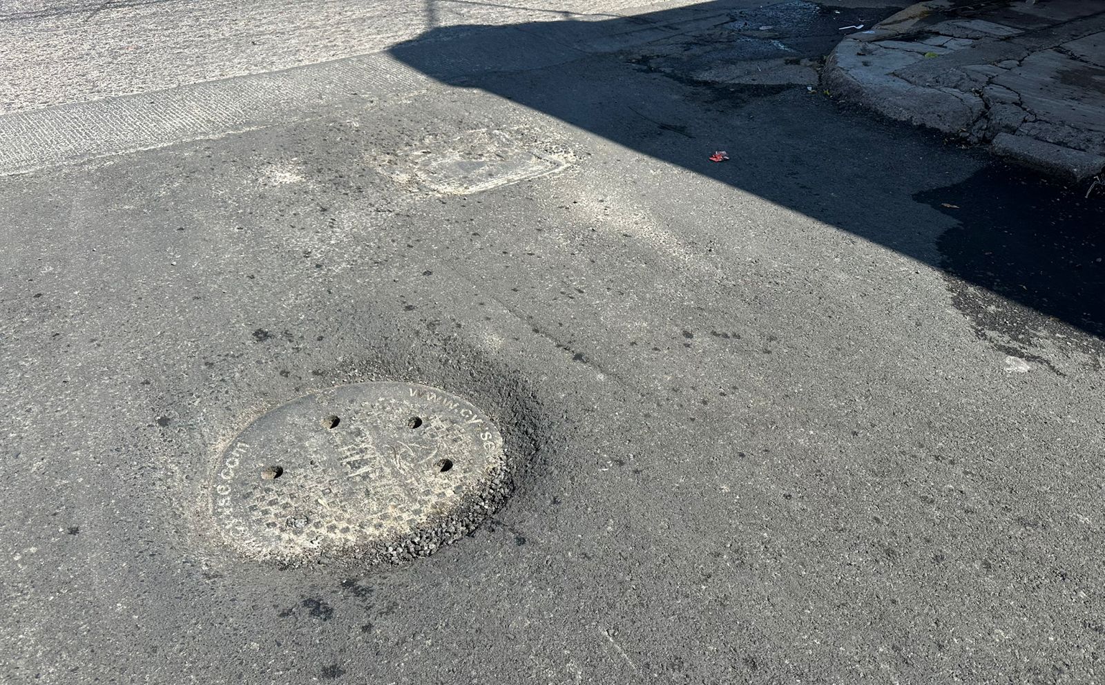 Asfaltan calle Francisco Villa, pero mega bache genera molestia en los salmantinos