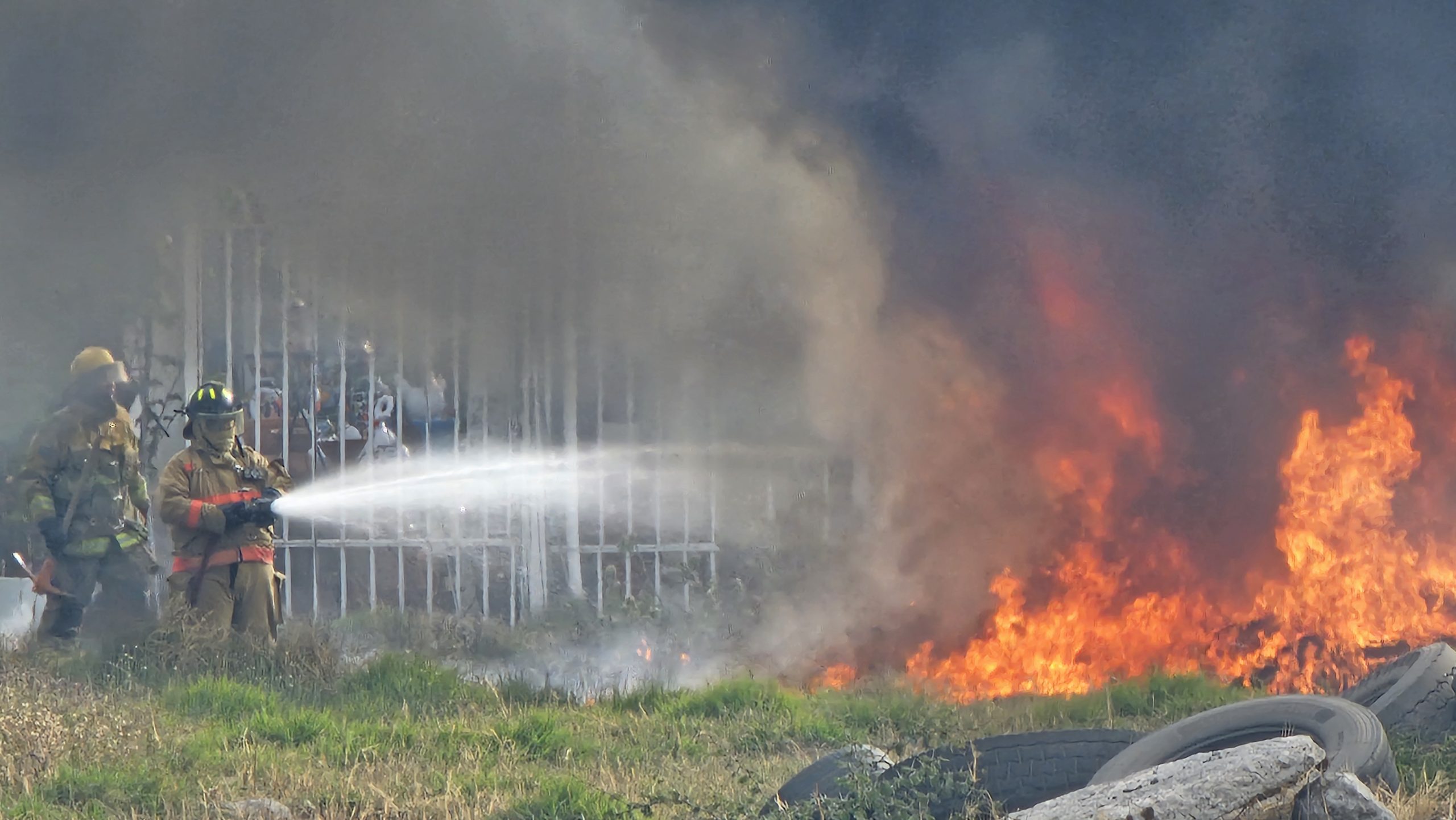 #Salamanca Un fuerte incendio al Sur del municipio deja severos daños materiales en un yonke 