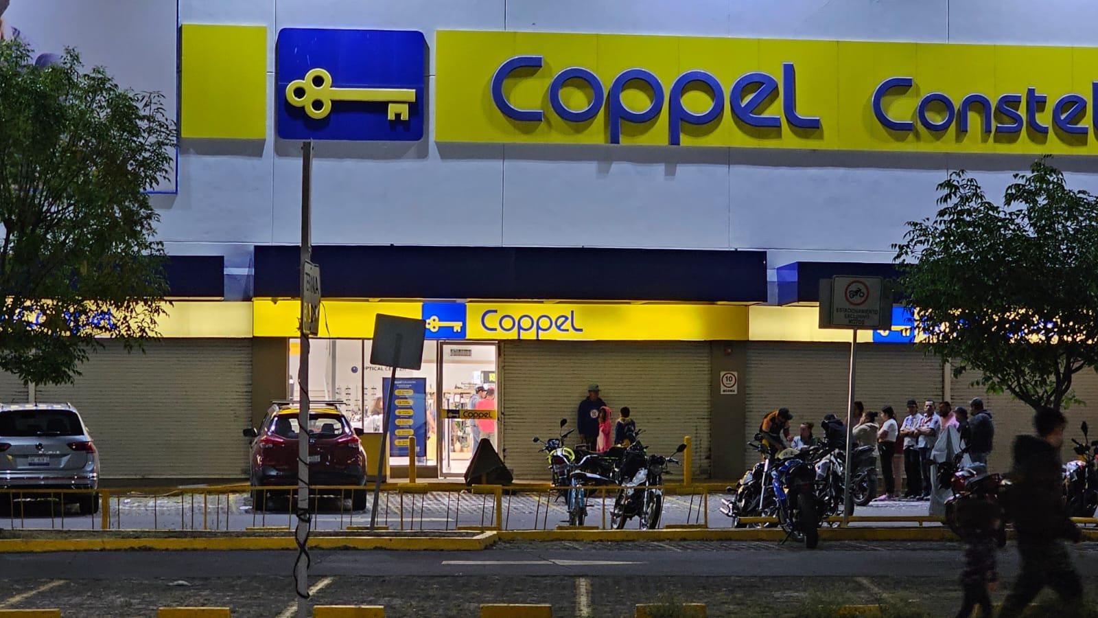 Sujetos irrumpen en tienda Coppel y roban teléfonos celulares, en #Salamanca