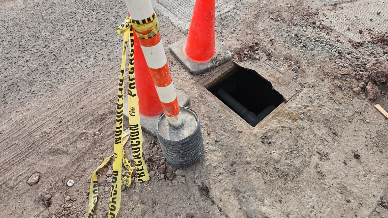 #Salamanca Obra municipal daña registro en la calle Guerrero, vecinos piden cerrarlo por seguridad