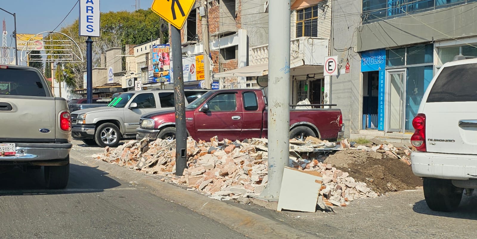 #Salamanca Escombro olvidado en Faja de Oro obstruye estacionamientos desde hace semanas 