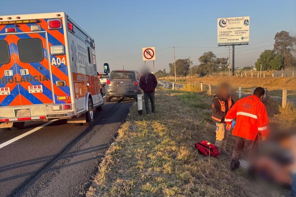 Un hombre pierde la vida y uno más resulta lesionado tras ser atacados con arma de fuego en carretera Celaya-Apaseo