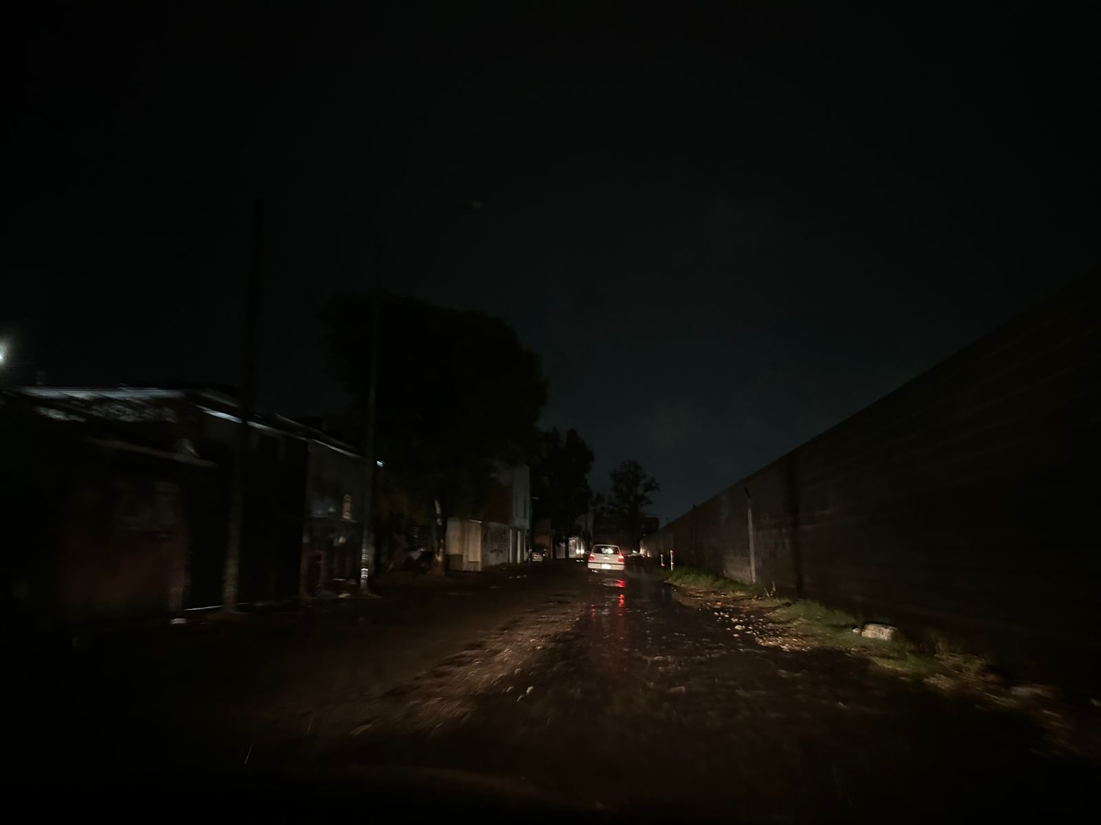 Al menos dos calles de la colonia San Javier, en #Salamanca se mantienen sin alumbrado público