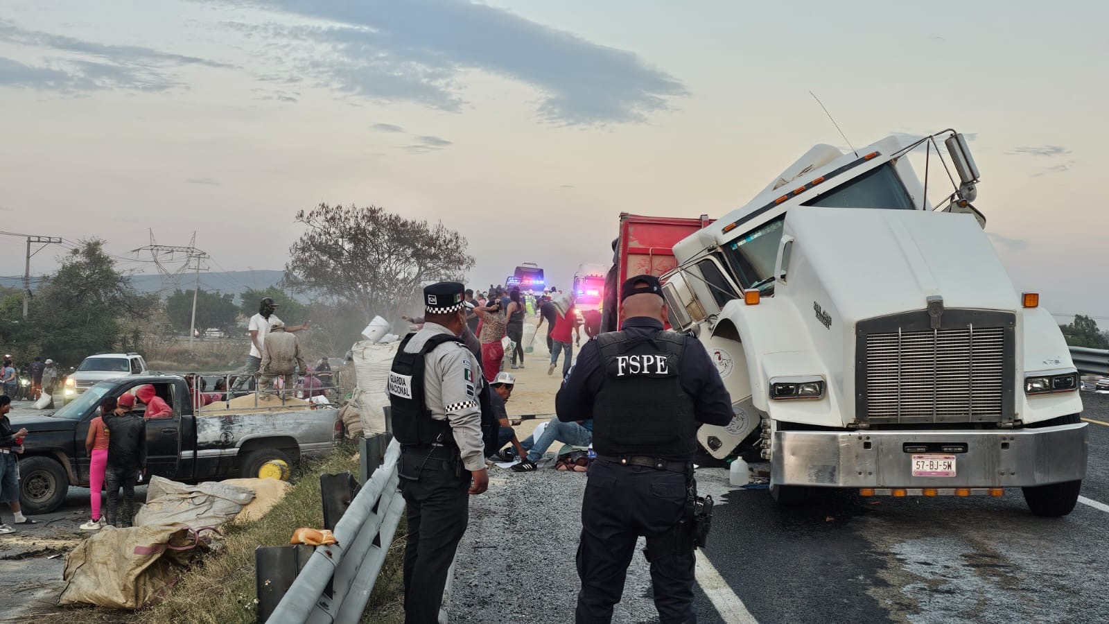 Volcadura de un tráiler genera rapiña en el libramiento sur de #Salamanca