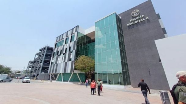 #León Arrojan cuerpo calcinado frente a Fiscalía, atacan negocio de diputado y secuestran a dos personas