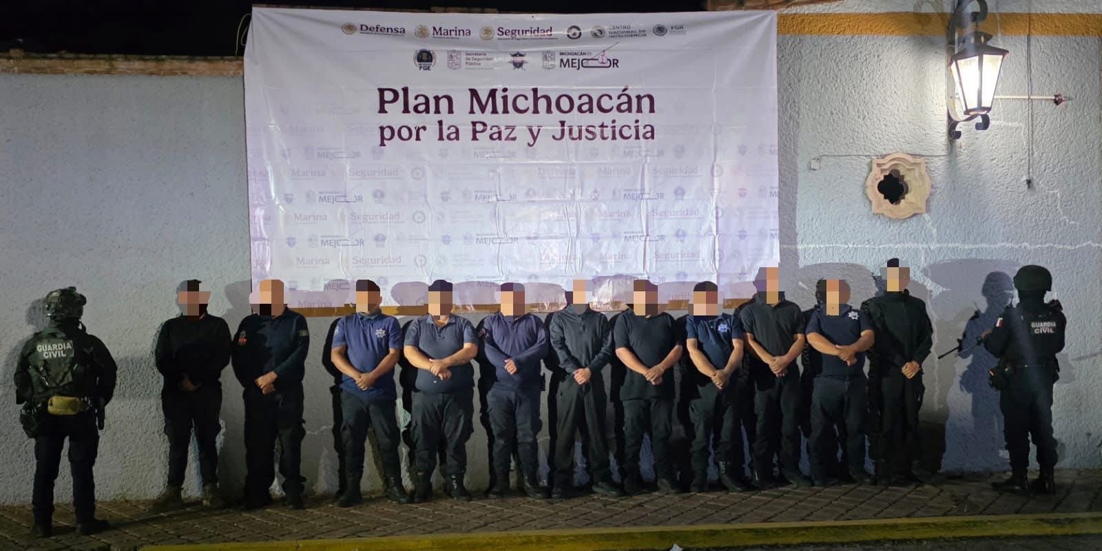 Detienen a 10 policías y al Director de Seguridad Pública de un municipio de #Michoacán por presunto apoyo a narcobloqueos
