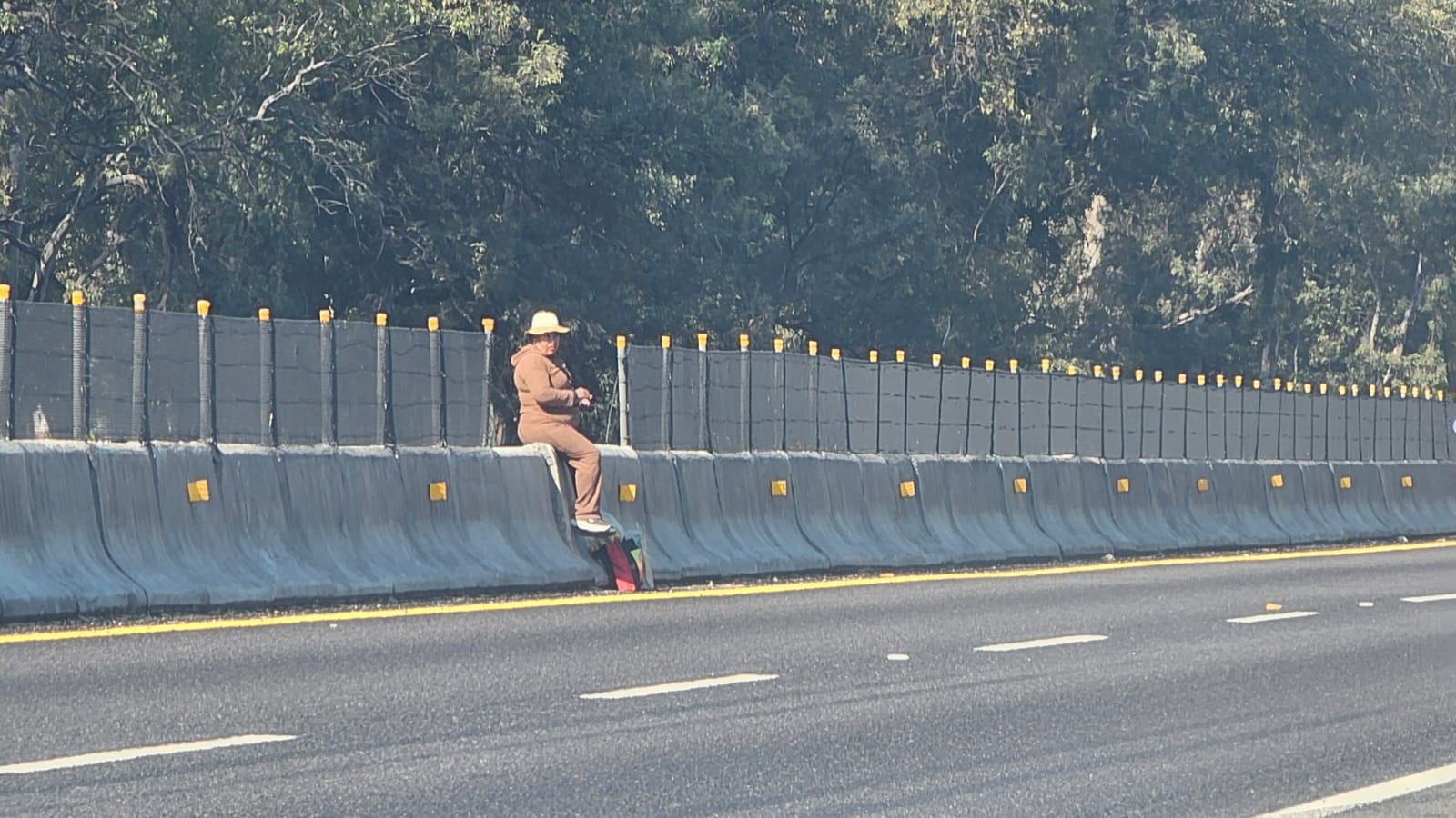 Salmantinos siguen arriesgando su vida al no utilizar el puente peatonal en carretera Federal #45