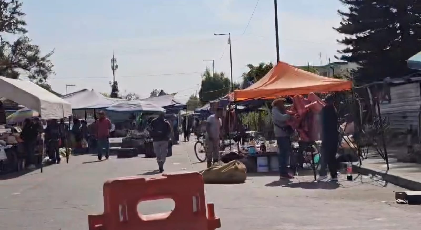 #Salamanca En la calle Sol, vecinos denuncian que el reacomodo del tianguis de los jueves los deja encerrados sin acceso a sus cocheras