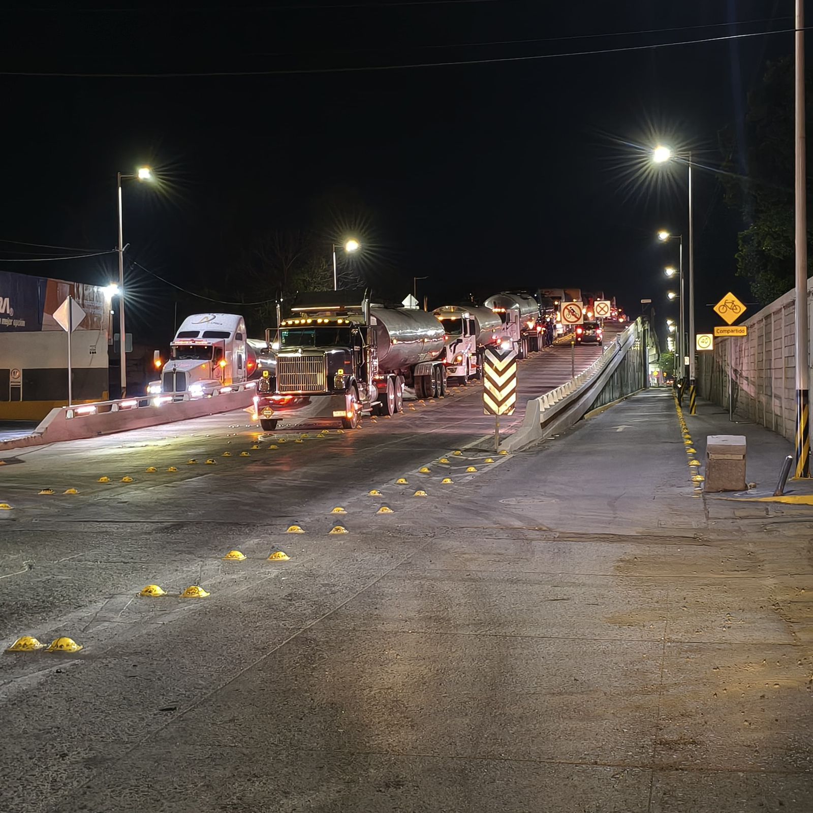 Pipas saturan Héroes de Cananea y generan caos vial tras cierre del cruce ferroviario en #Salamanca