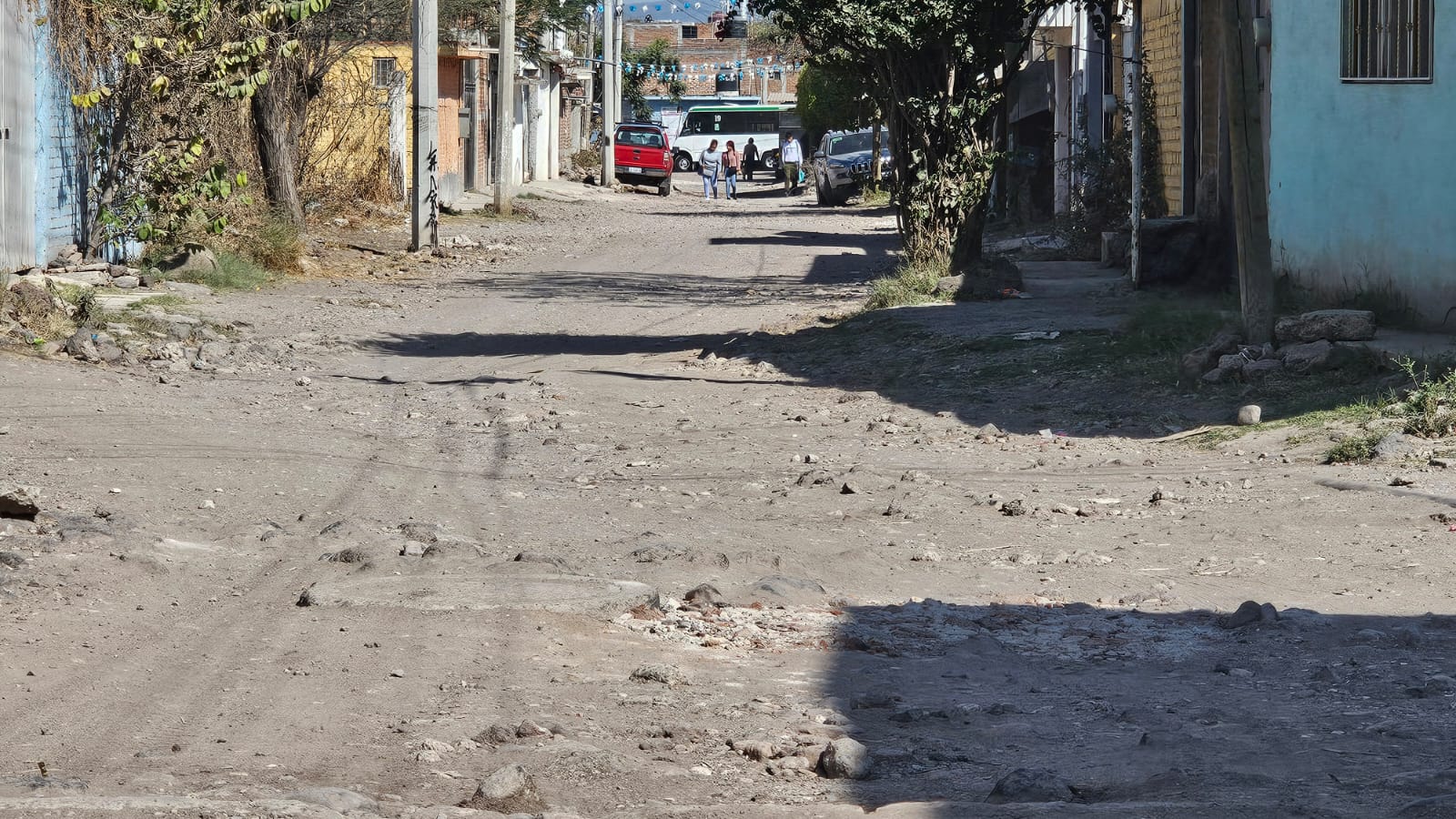 Autoridades salmantinas supervisan obras en la zona sur, mientras La Luz sigue esperando pavimentación tras años de abandono